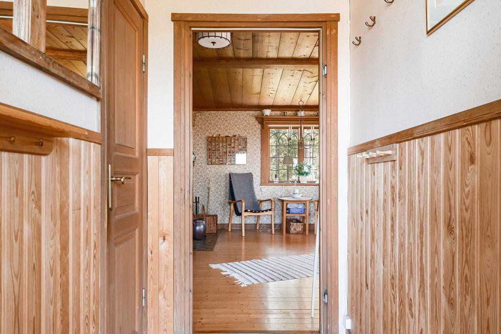 Vy från entrén mot allrummet.