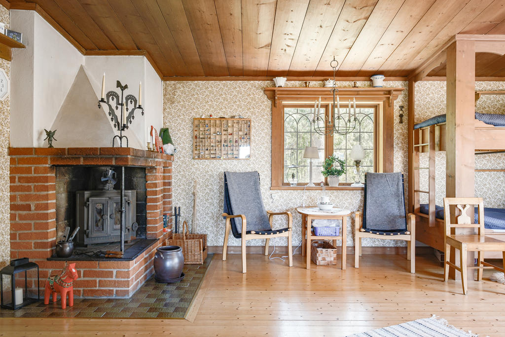 Den charmiga kaminen blir hemmets hjärta! En naturlig samlingsplats under årets kyligare dagar där värme och trivsel sprider sig i hela rummet.