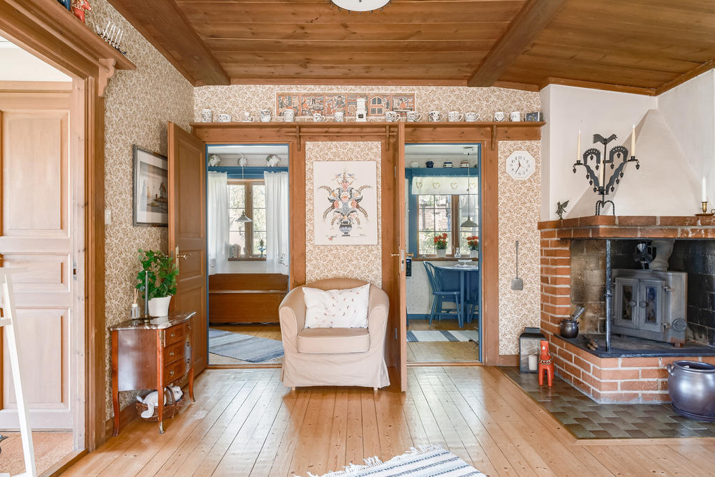 Vy från allrummet mot kök och sovrum. 