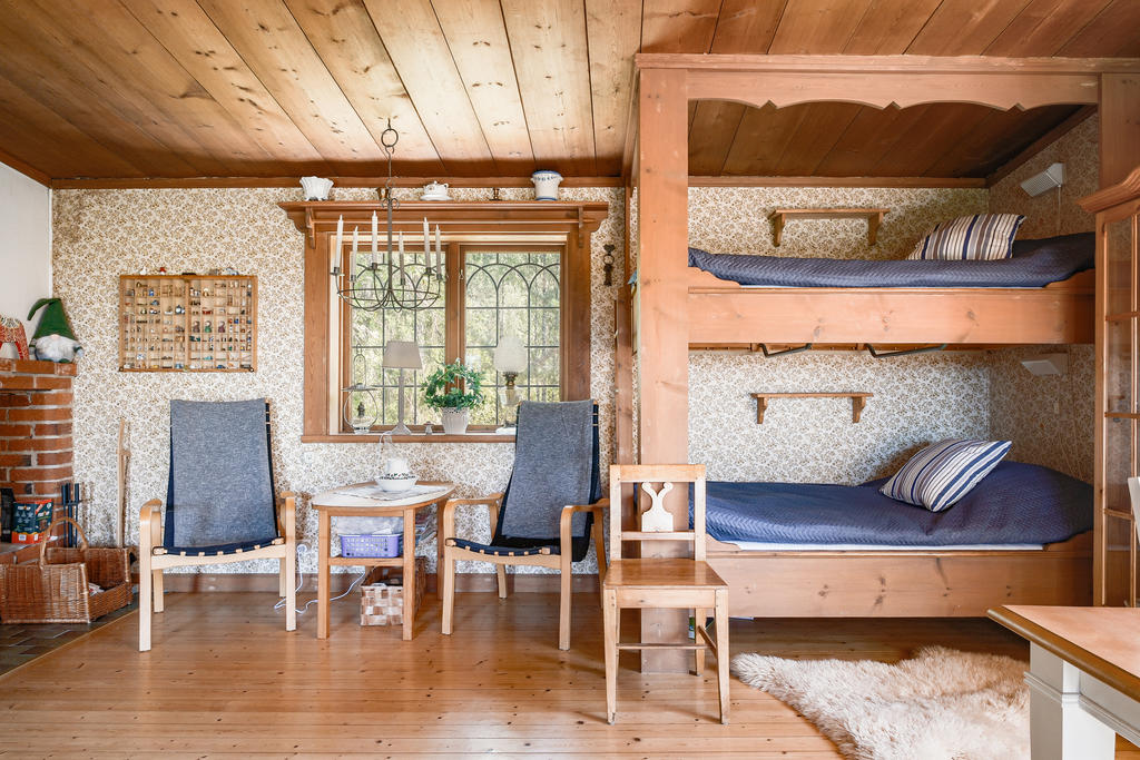 I allrummet finns ytterligare två sovplatser.