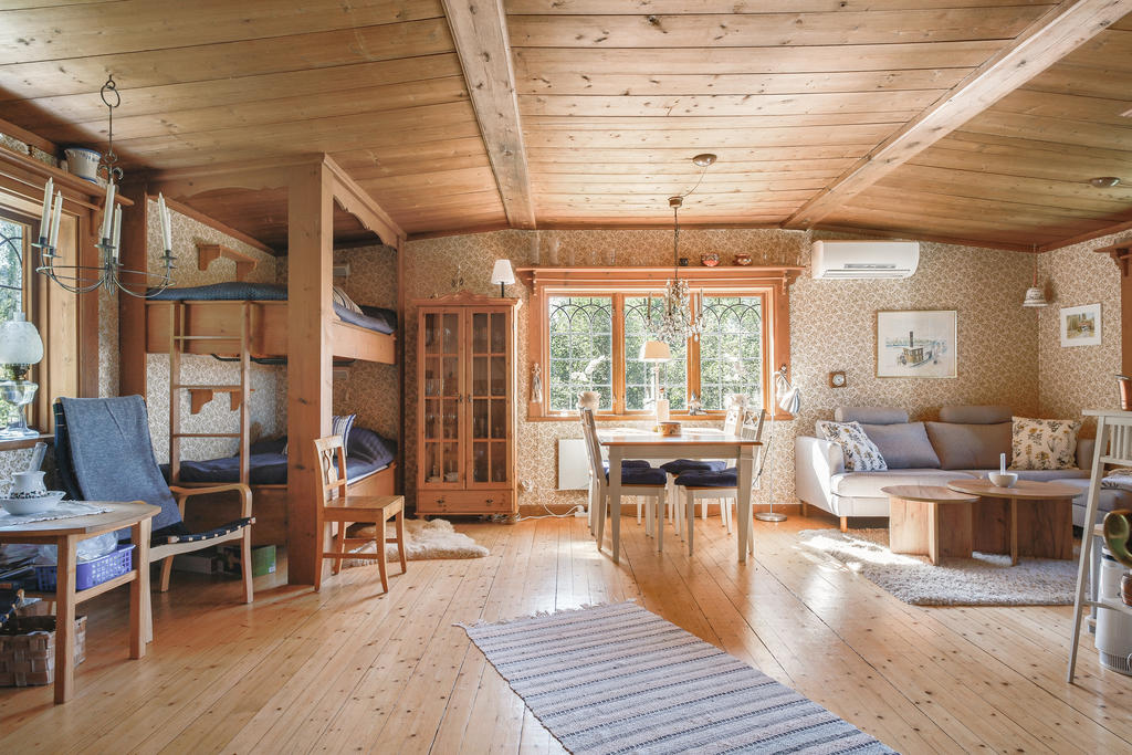 Det generösa allrummet erbjuder gott om plats för långa middagar i goda vänners lag. Perfekt för den som vill duka upp med långbord och samla många kring bordet.