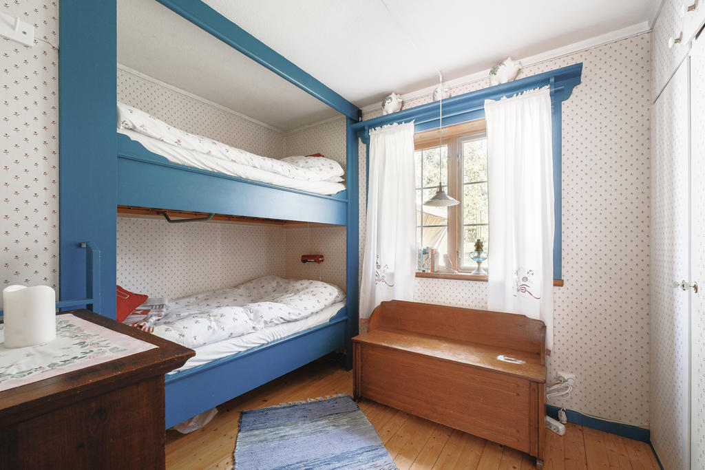 Här finns två sängplatser och platsbyggda garderober. 