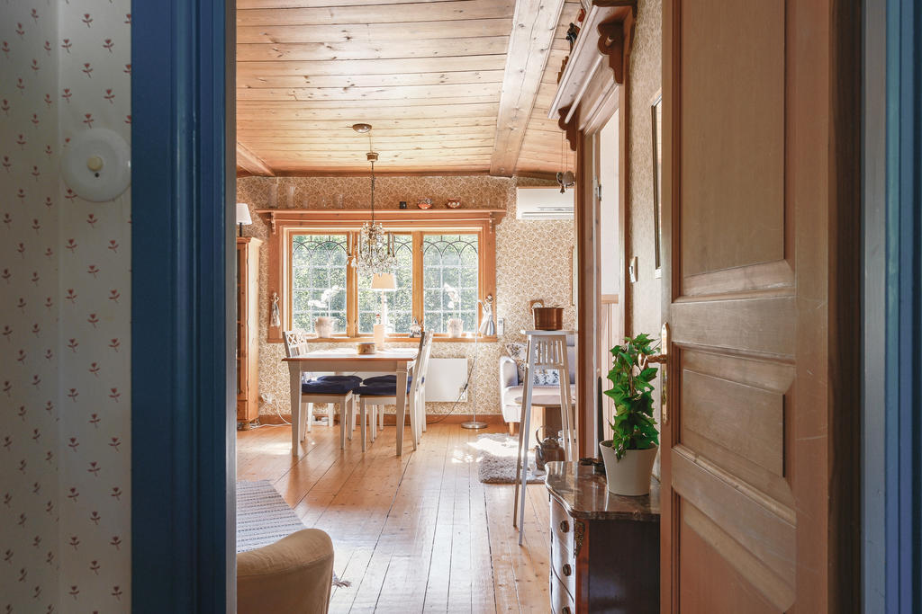 Vy från sovrummet mot allrummet. 