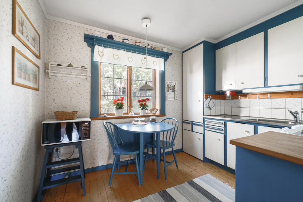 Här finns husets kök, gott om förvaring och plats för matbord.