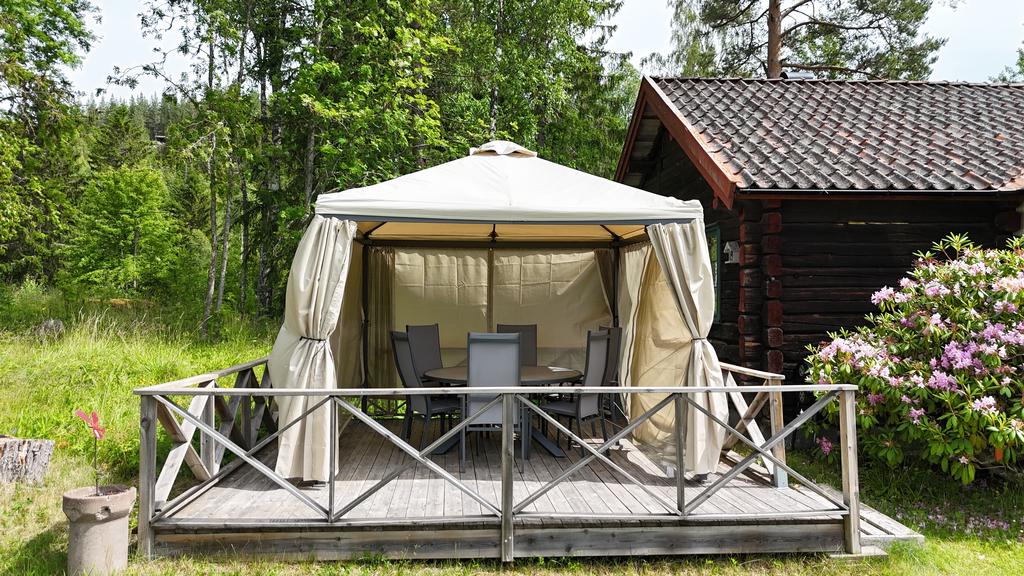 Trädäck med plats för bord, stolar och paviljong!