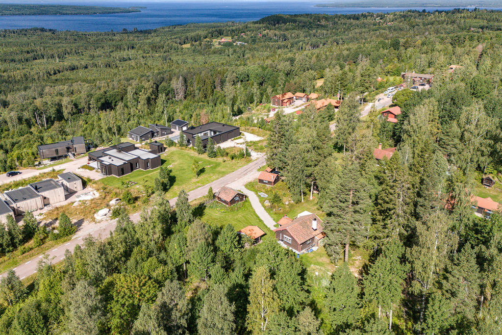 Trevlig tomt belägen på höjden, härifrån kan du se glimtar av Siljan!