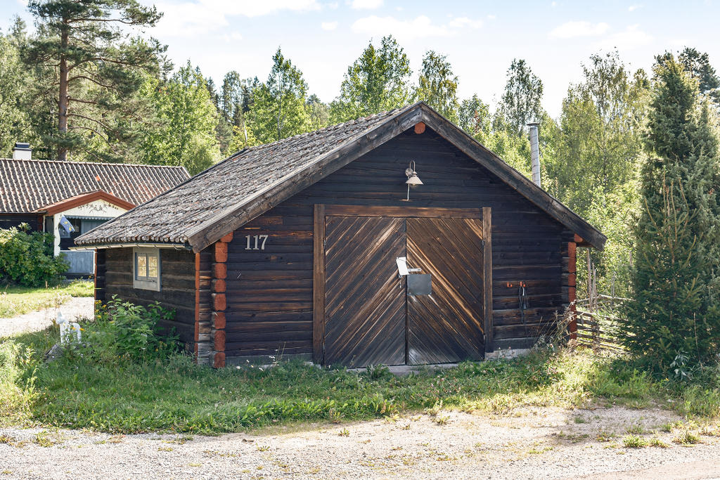 Här finns ett gediget garage. 