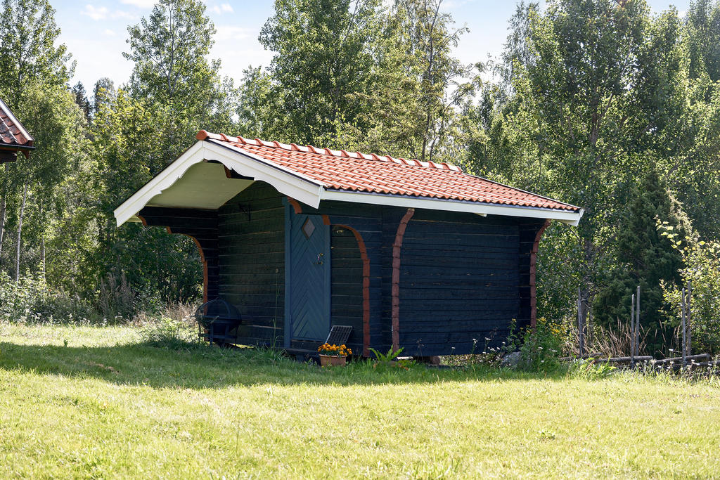 Här finner du ett härbre på gården som går att använda som kontor eller extra sovrum. 