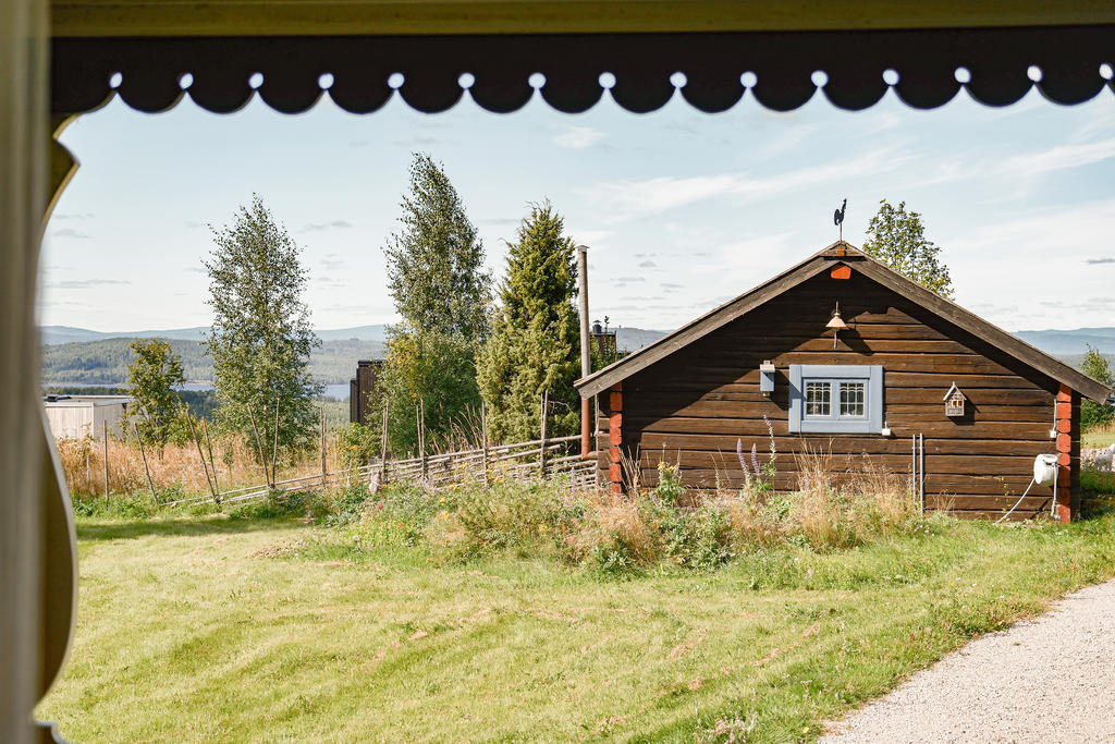 Intill garaget finns möjlighet till odling. 