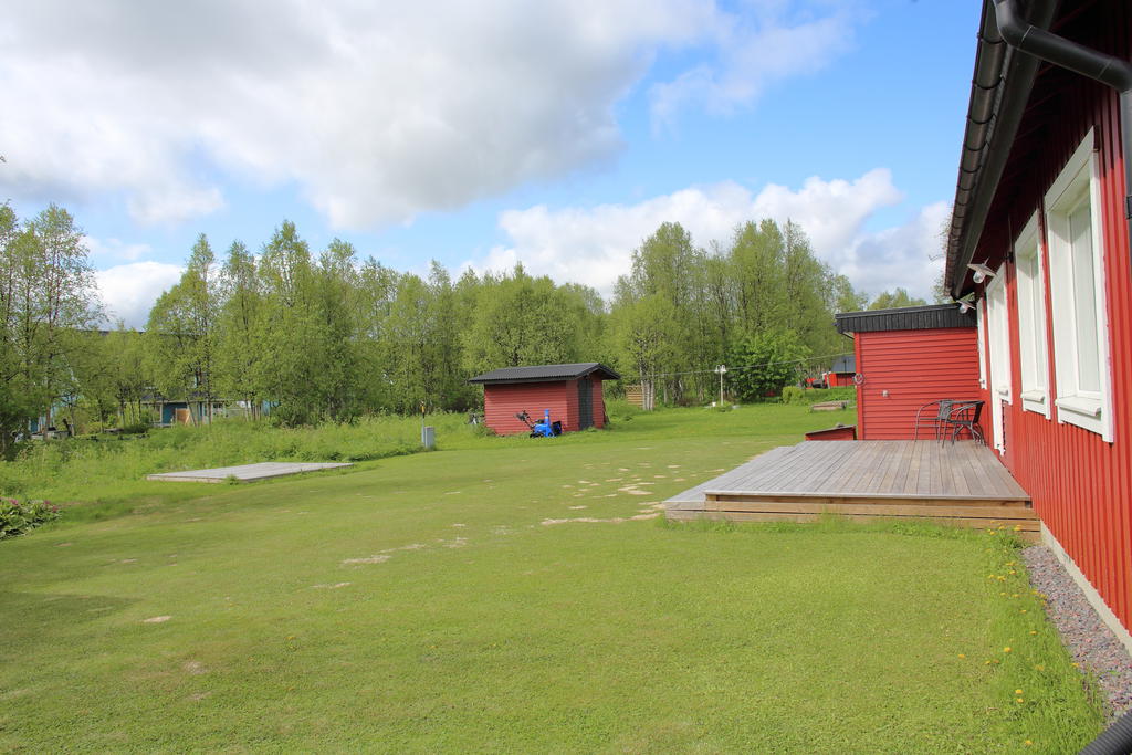 Härlig bakgård mot skogsparti