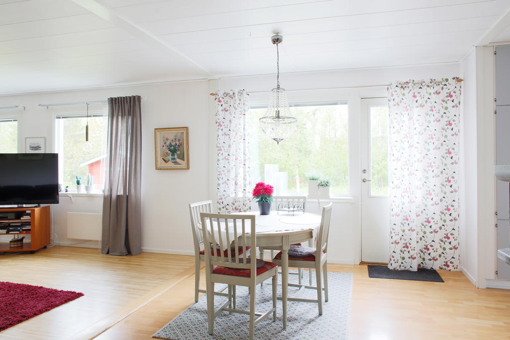 Matplats och utgång till uteplatsen på bakgården 