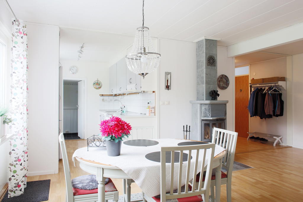 Matplats med vy mot köket