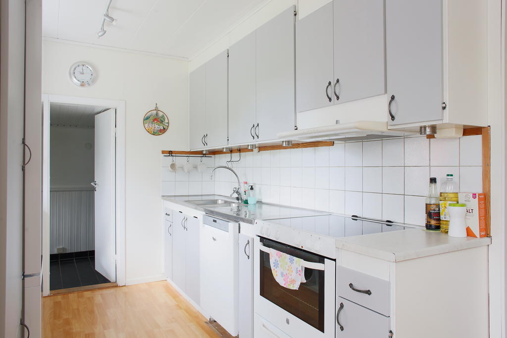 Rostfri diskbänk med kakel ovanför arbetsytorna 