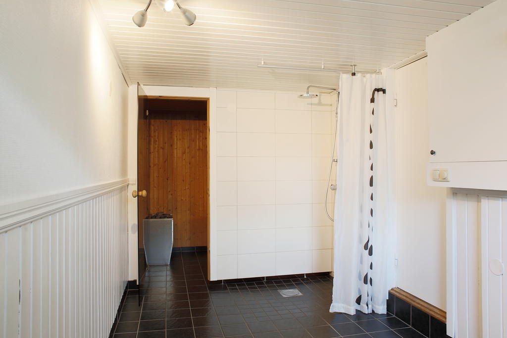 Bastu med dusch renoverat med kakel, klinker och golvvärme 2015