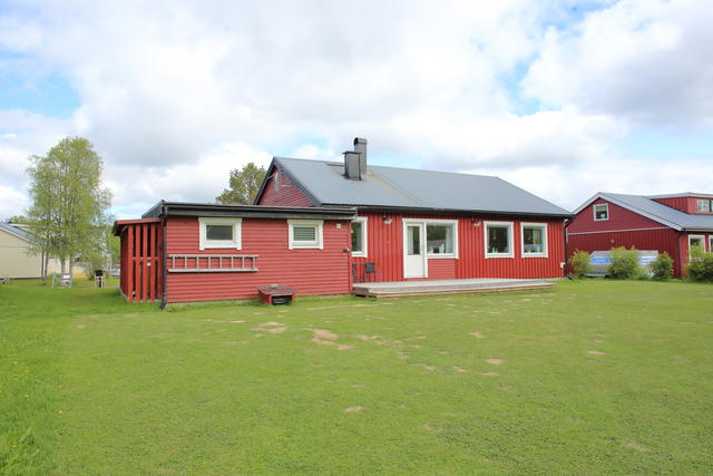Gärdesvägen 5 med en rymlig och härlig bakgård med gott om plats för utevistelse
