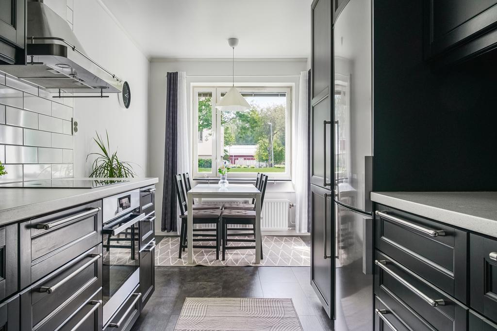 Stilrent kök med plats för matgrupp