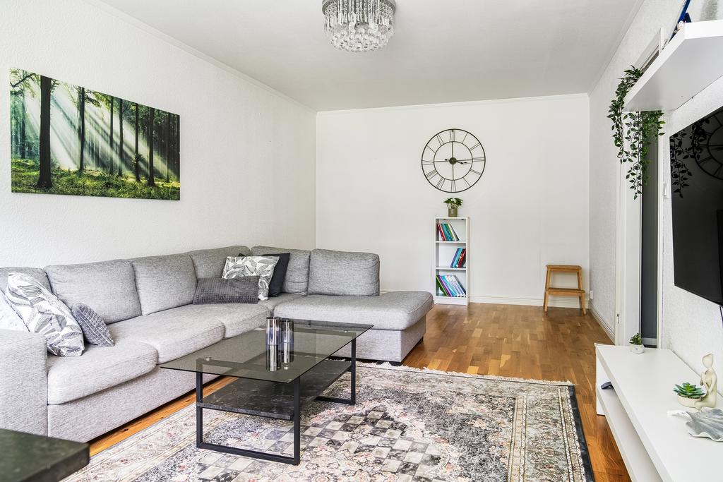 I vardagsrummet är det gott om plats för soffgrupp och önskat möblemang
