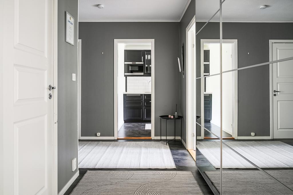 Hall med både garderob och klädkammare