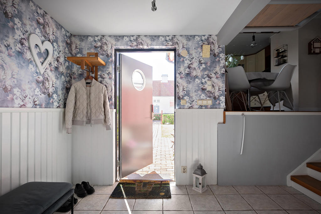 Välkomnade hall med stor rymd och bra förvaring