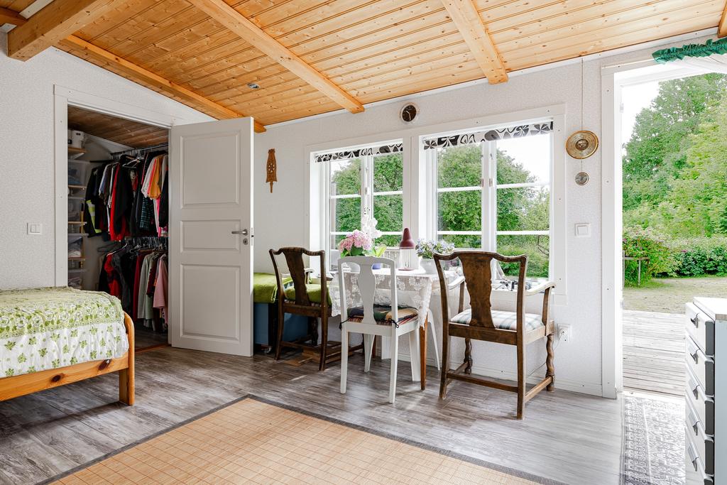 Rum med utgång till trädäck