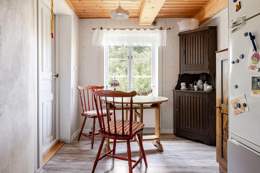 Kök med plats för matgrupp