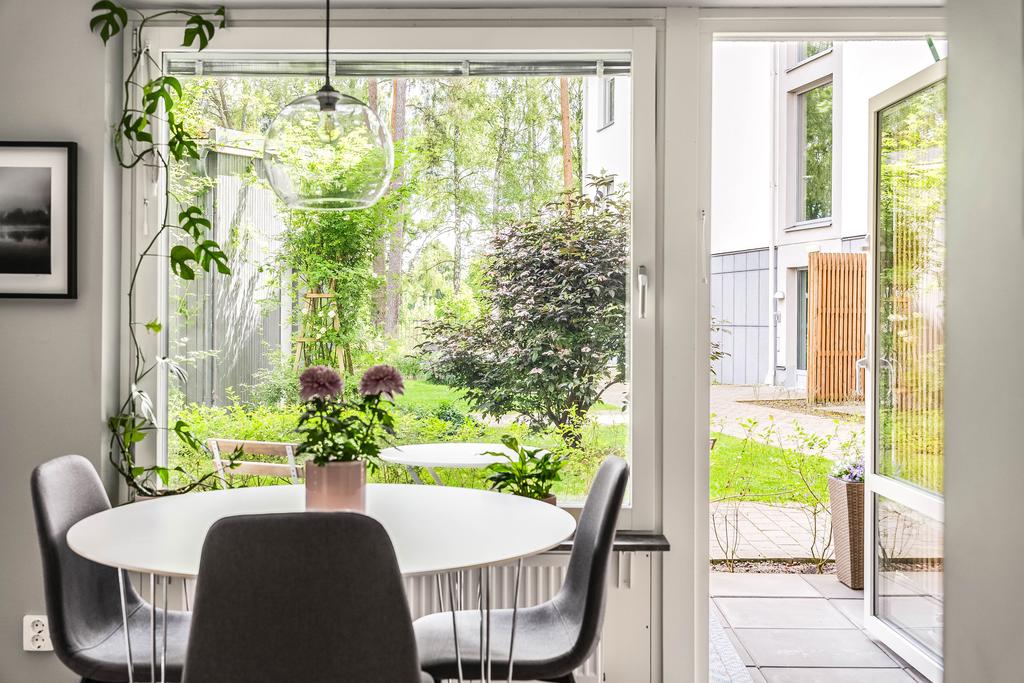 Vacker grönska utanför fönster