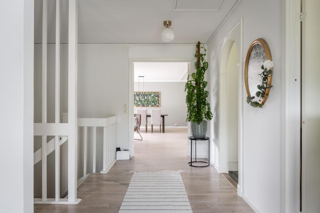 Hall med trappa till nedre plan