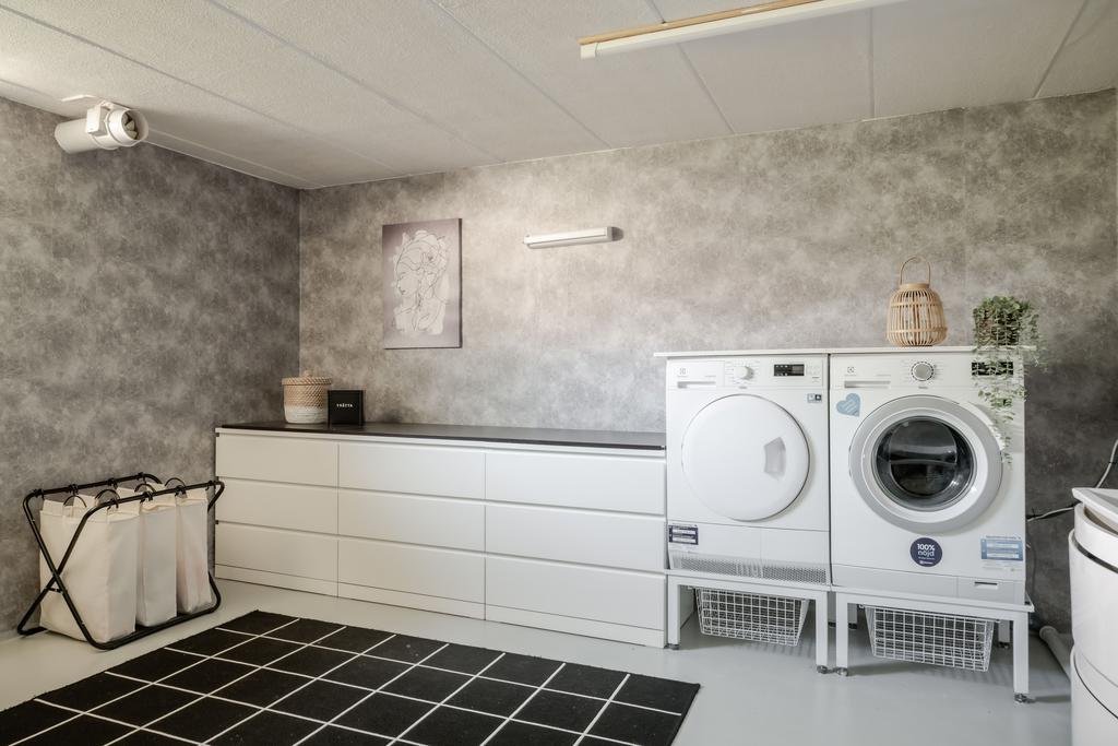 Tvättstuga med gott om plats för att hänga tvätt