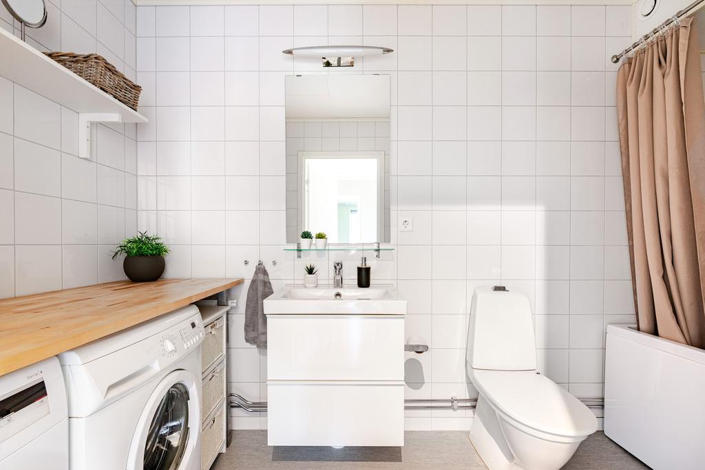 Badrum med plats för tvätthantering