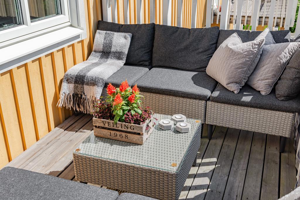 Balkong med plats för sittgrupp