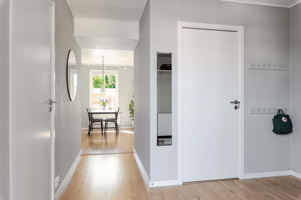 Hall mot kök
