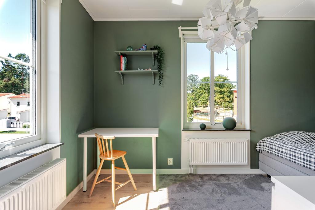 Sovrum med fönster i två väderstreck