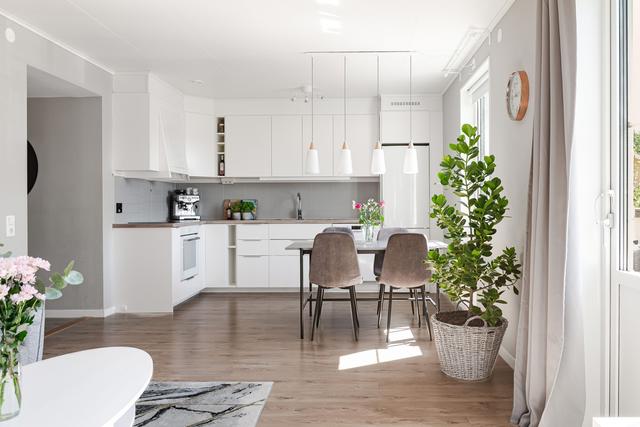 Kök med plats för matbord