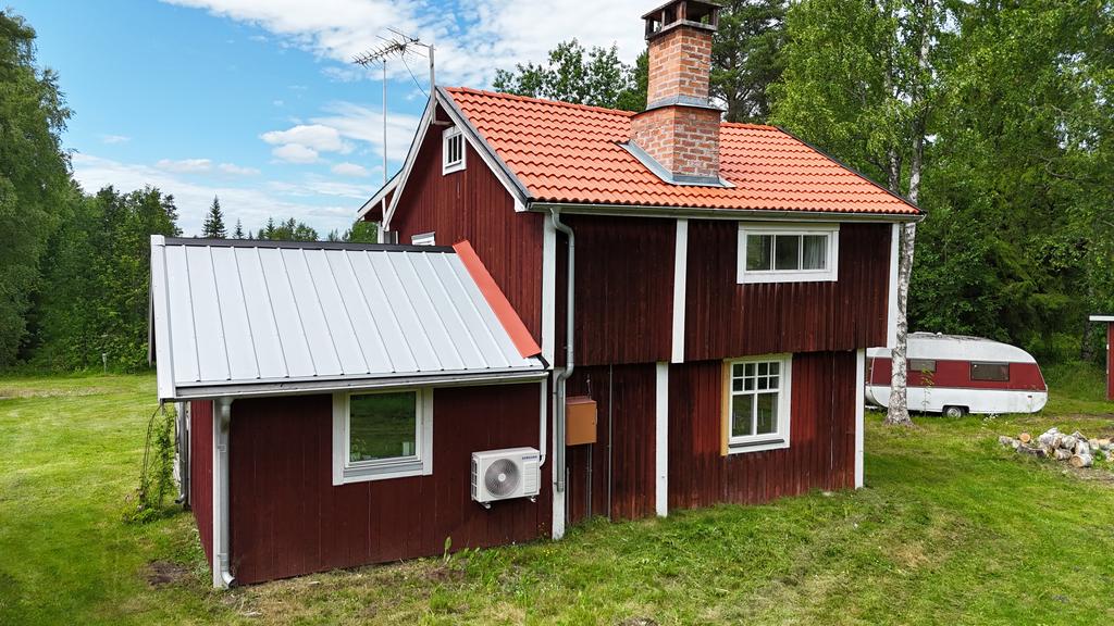 Husets baksida.