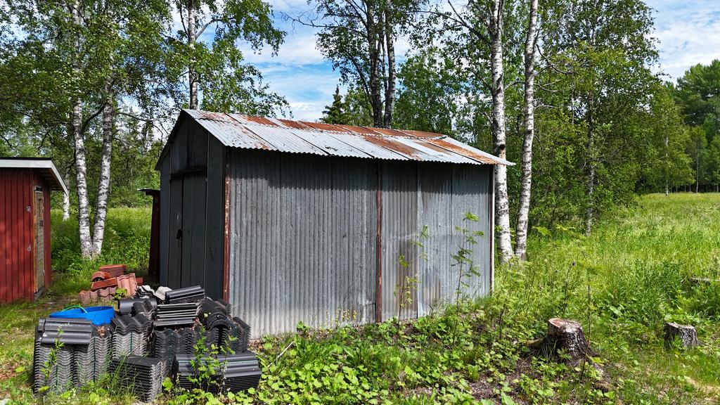 På tomten finns gott om förrådsutrymmen.