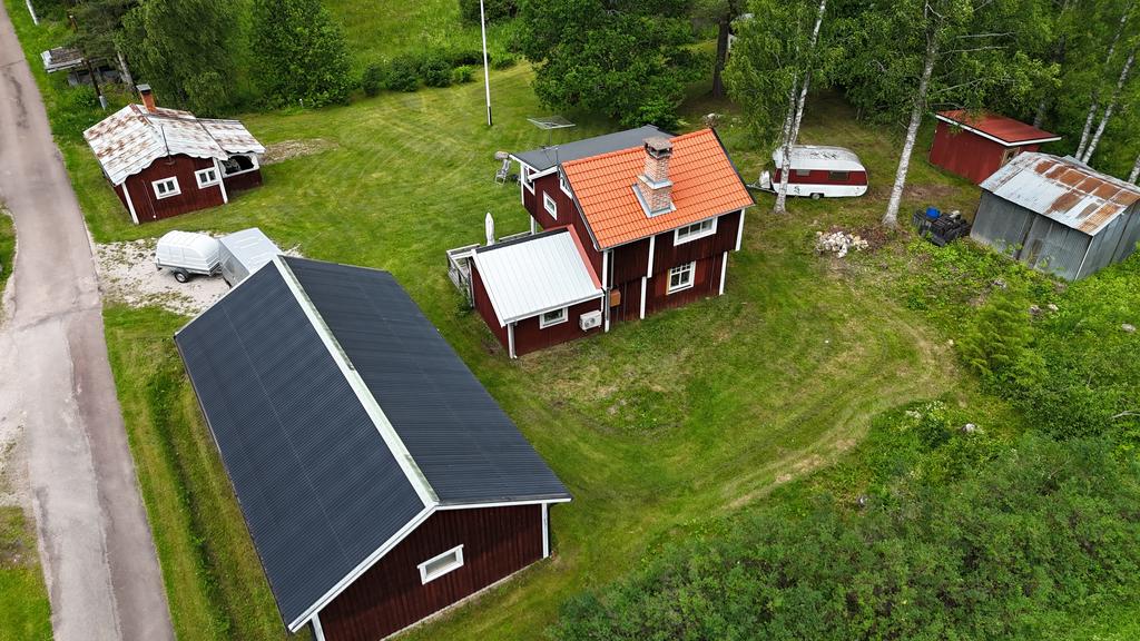 Här finns ett gediget garage.