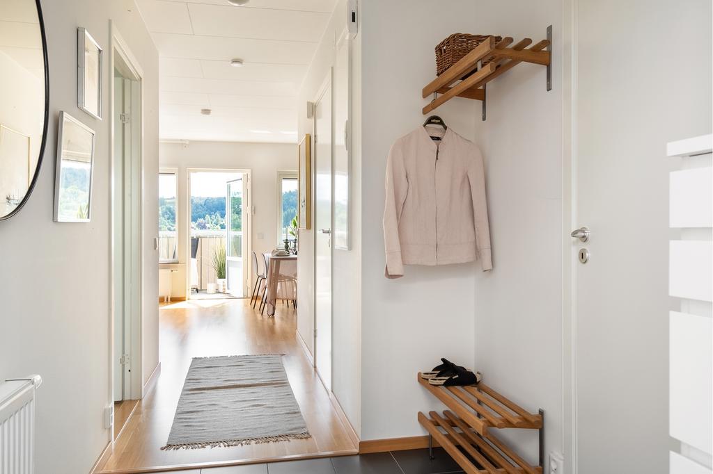 Du möts av en inbjudande hall med bra avhängnings-möjligheter samt plats för förvaringsmöbel.