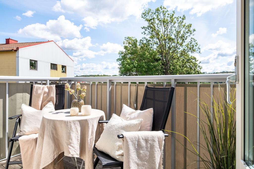 Olika möblemang får plats efter önskemål och behov, en liten mindre pallkrage eller tomatplanta för de med gröna fingrar.