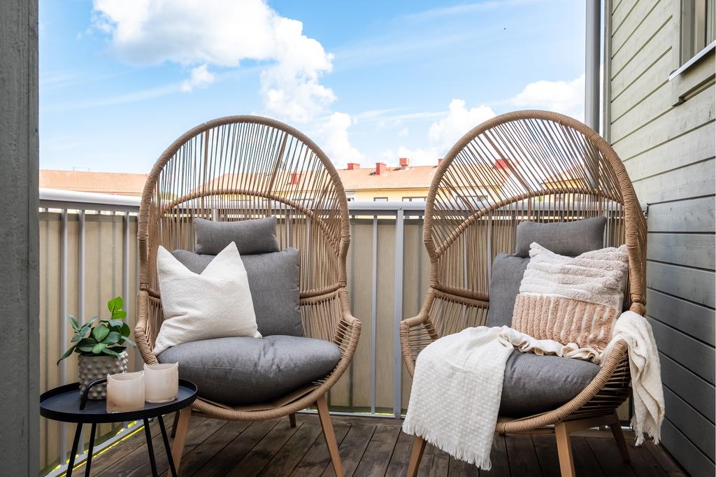 Uteplatsen på entrésidan är en perfekt plats om solen gassar för mycket på balkongen.