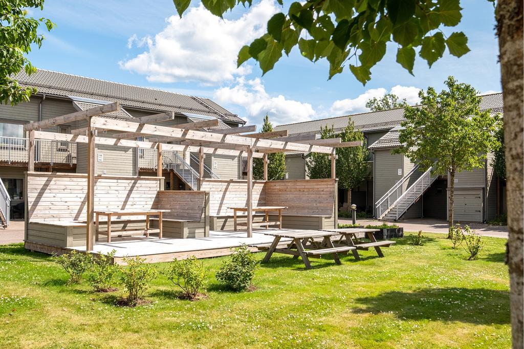 Bostadsrättsföreningen byggde denna trevliga yta som är väldigt uppskattad av alla boende. Här bjuds det in till grillkväll och annat mysigt för den som vill umgås med goa grannar.