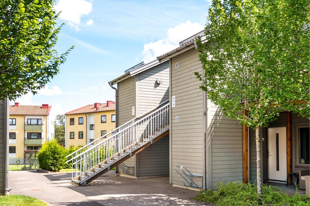 Gavellägenheten ligger en trappa upp, lugnt och skönt för den som inte vill ha för mycket rörelse.