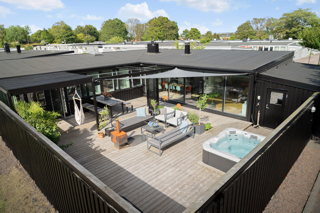 Välkommen till ett enplanskedjehus där stilren arkitektur möter smart design och funktion