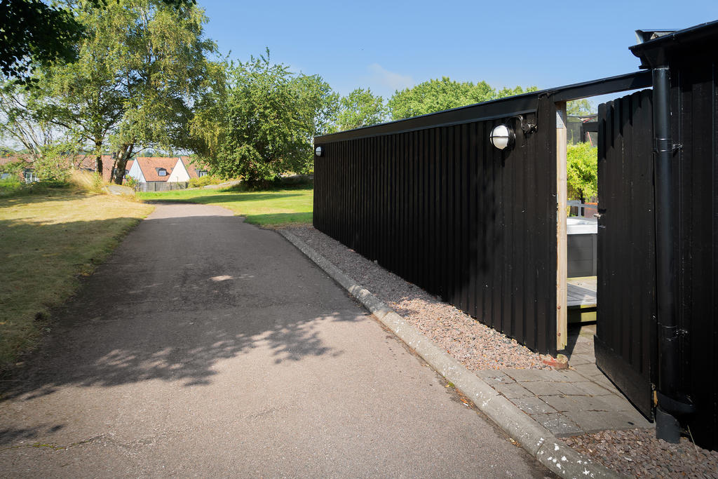Tack vare det unika läget i området erbjuds en privat känsla och lummig omgivning 