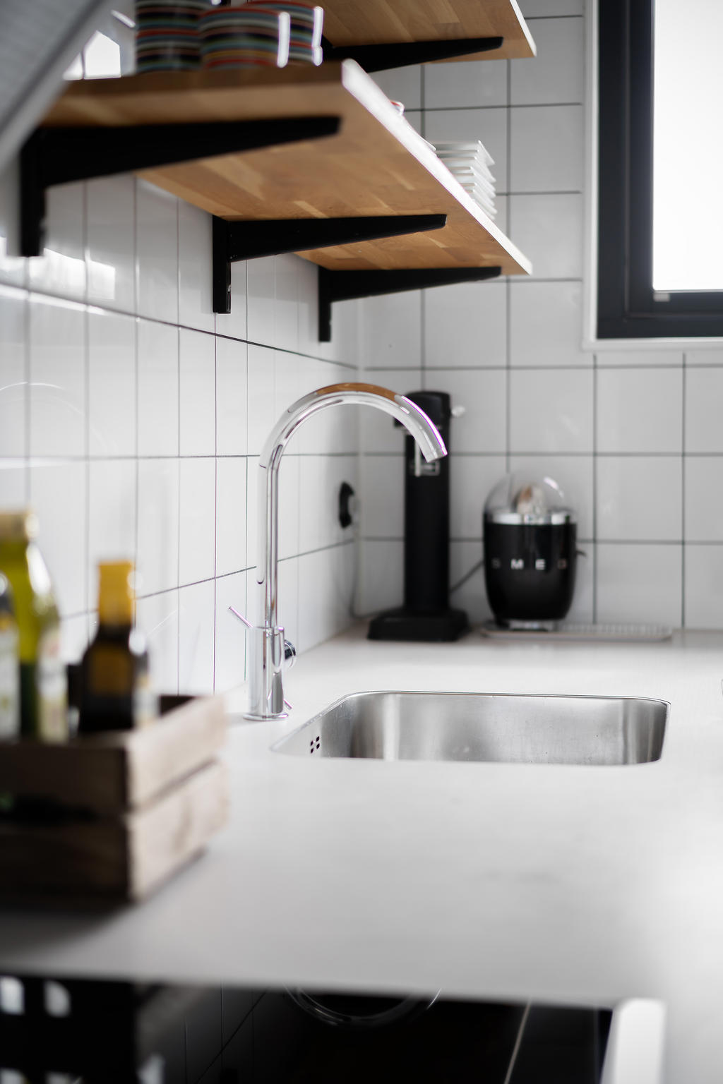 Ett generöst fönster bidrar till den trivsamma känslan. Här ifrån blickar du även ut över områdets lekplats