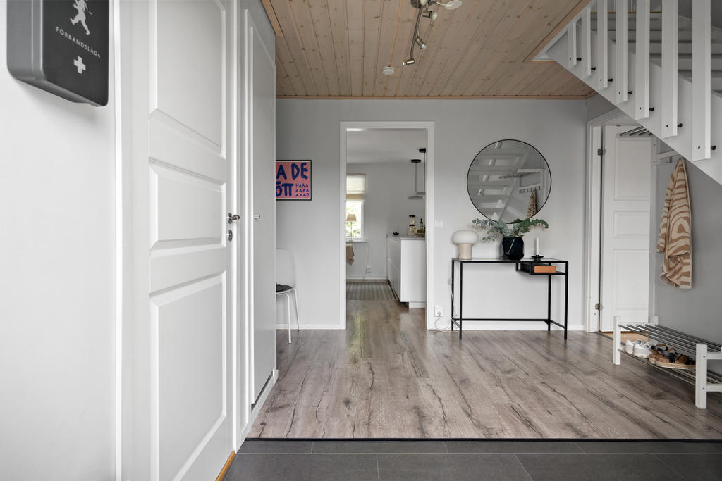Hall med genomblick mot köket