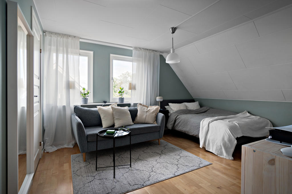 Stort sovrum med klädkammare på övre plan