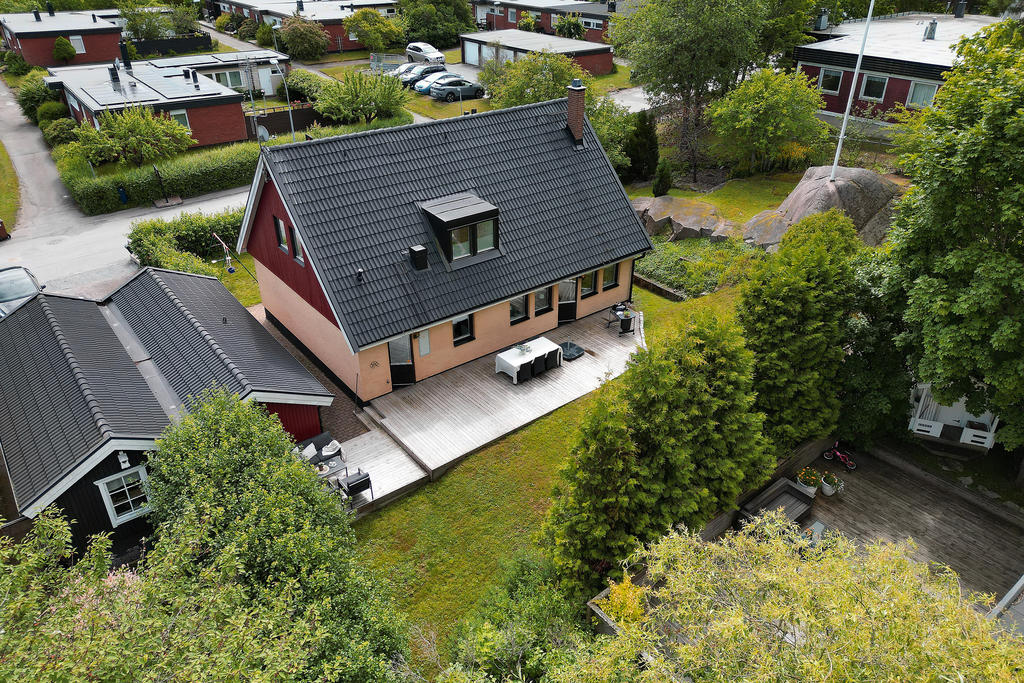Fin trädgård med grönytor och insynsskyddande häckar
