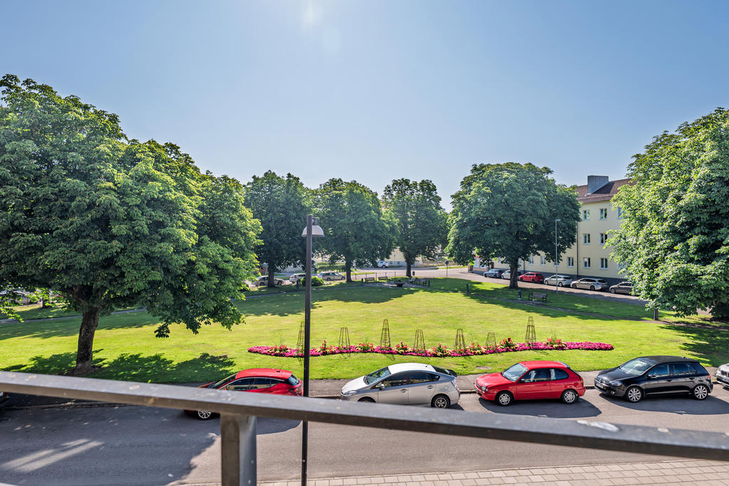 Underbar utsikt från balkongen mot den grönskande parken.