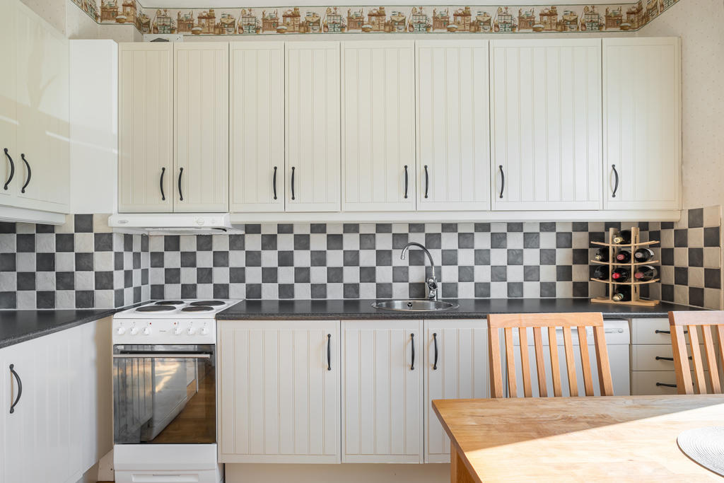 Mysigt kök med plats för matbord och stolar.