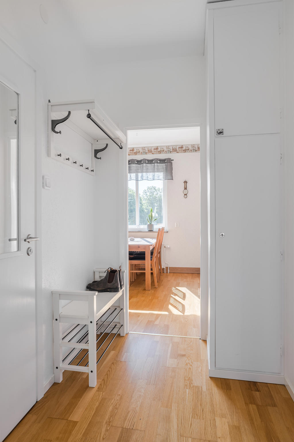 Inbjudande hall med platsbyggda garderober.